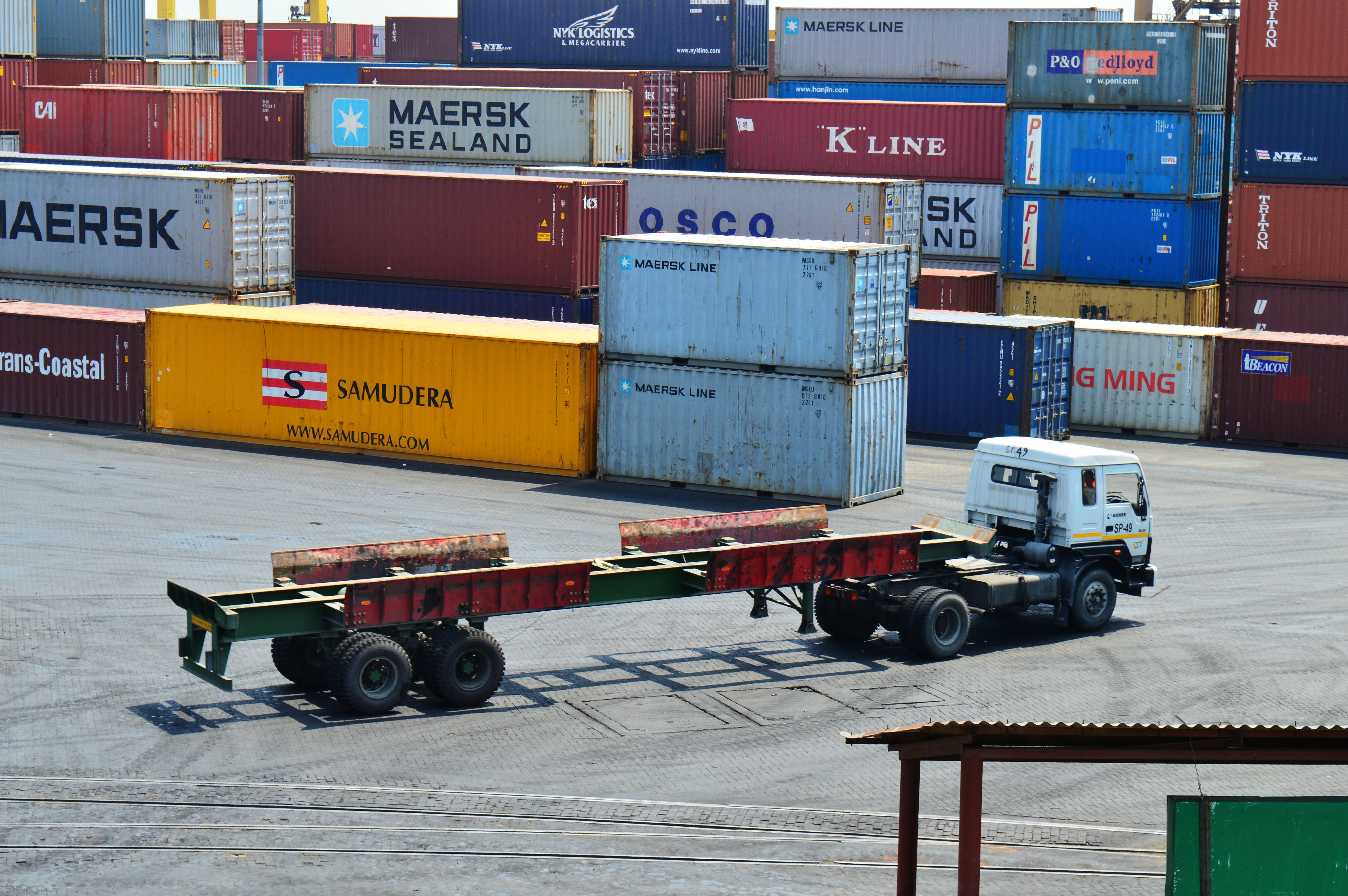 Stacking_Intermodal_container_in_Port_of_Chittagong_(14).jpg